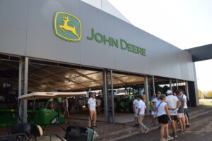 John Deere lanza los Desafíos Nacionales 2025: capacitación gratuita en agricultura digital con premios  imperdibles