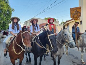 La Virgencita y 500 caballos desfilando a sus pies