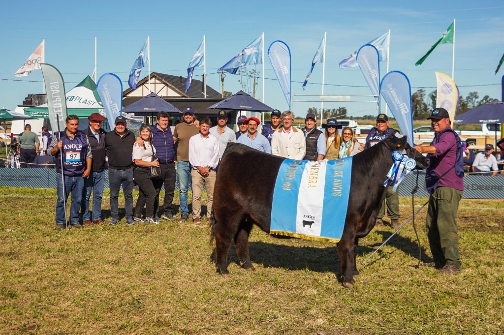 Gran Campeón Hembra - Cabaña Los Murmullos